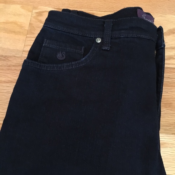 Gloria Vanderbilt Straight Leg Dark Wash Jeans. Denim - Picture 2 of 8